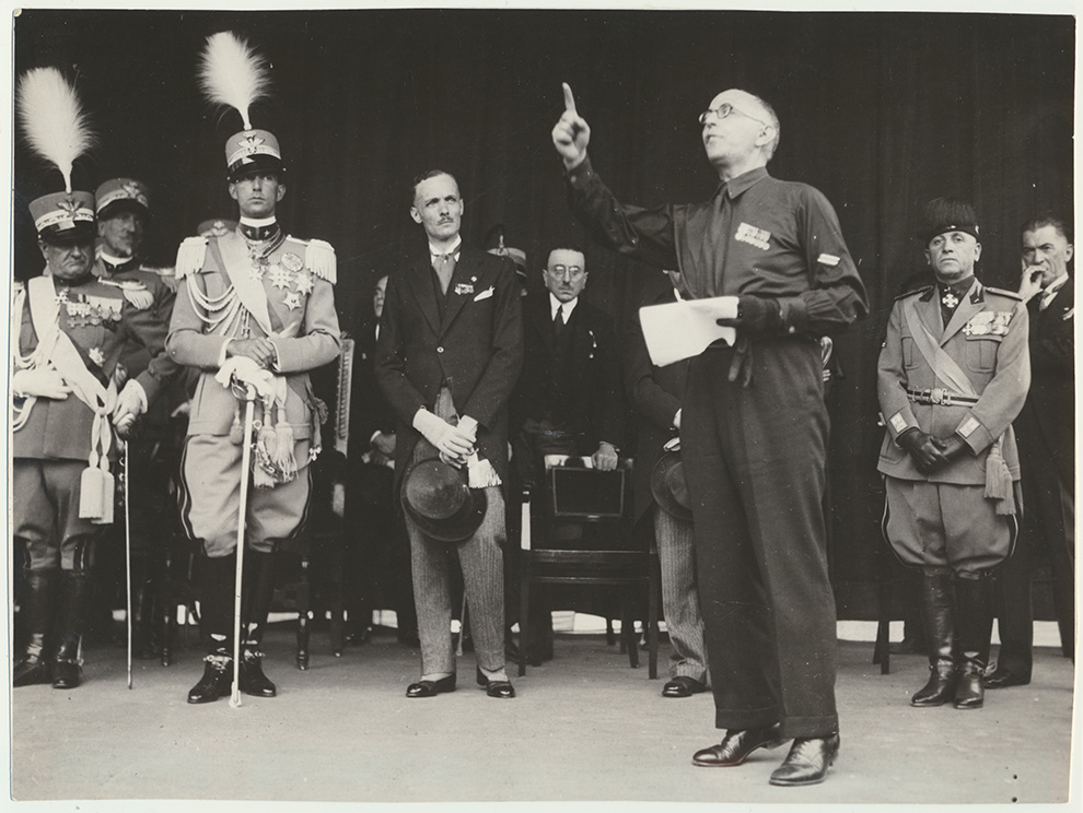 Arturo Marpicati parla all’inaugurazionedella lampada votiva ai =Lupi di Toscana=  domenica 10 settembre 1933